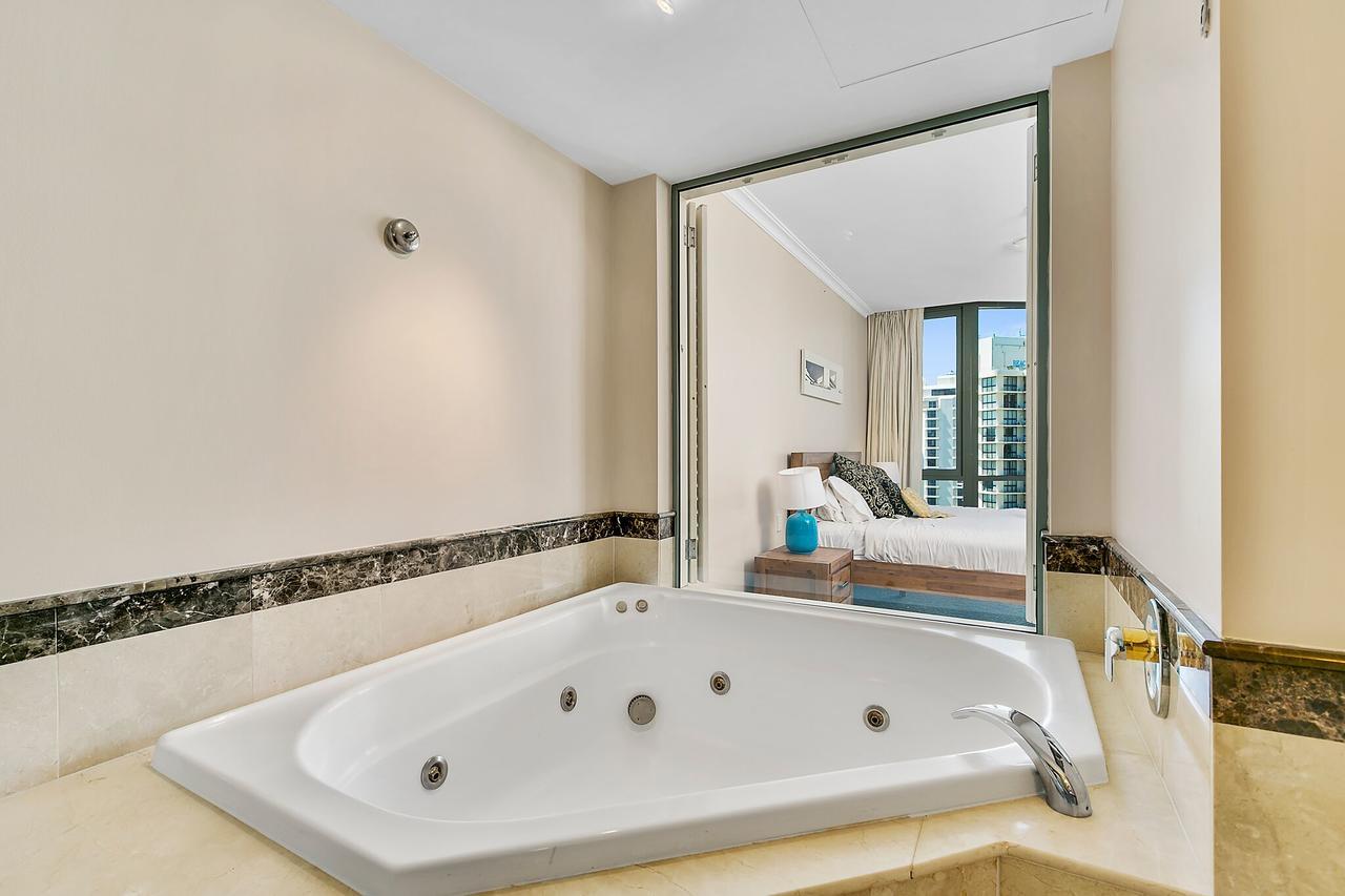 Legends 1 Bedroom Spa Suite - We Accommodate ゴールドコースト エクステリア 写真